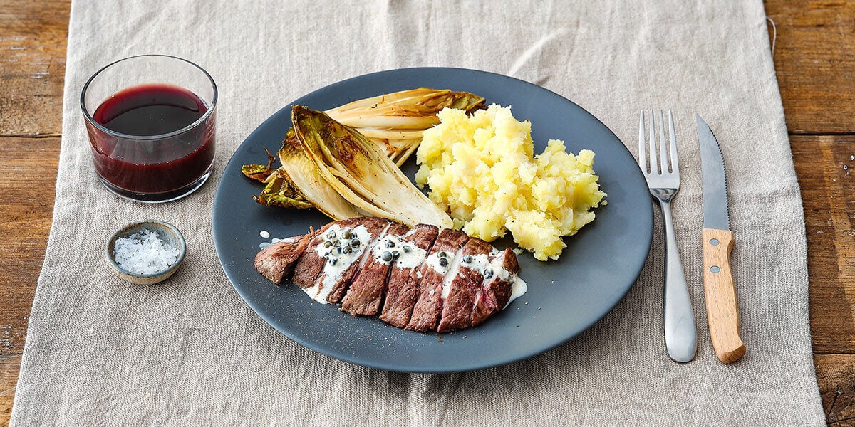 Chateaubriand met pepersausje, knolselderpuree en gestoofd witloof