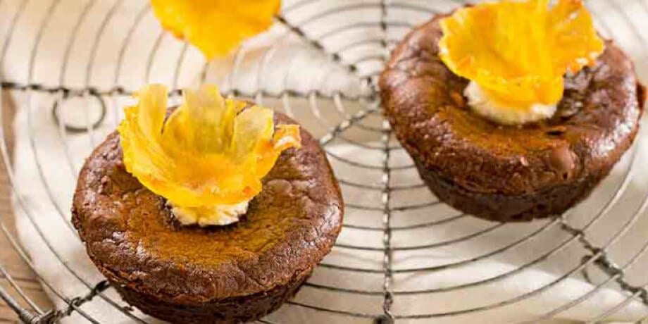 Zachte cakejes met gedroogde ananasbloemen