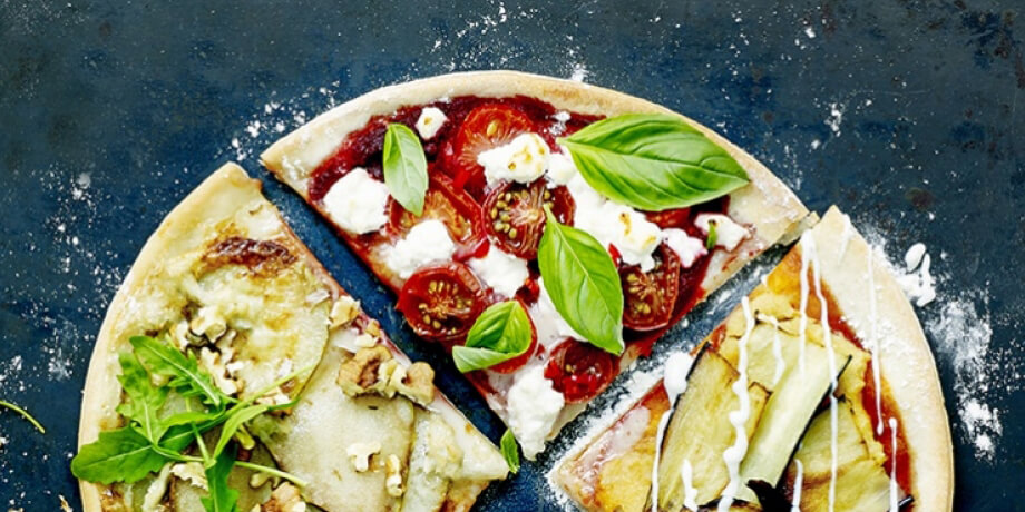 Pizza à la betterave, piment, tomates et fromage de chèvre