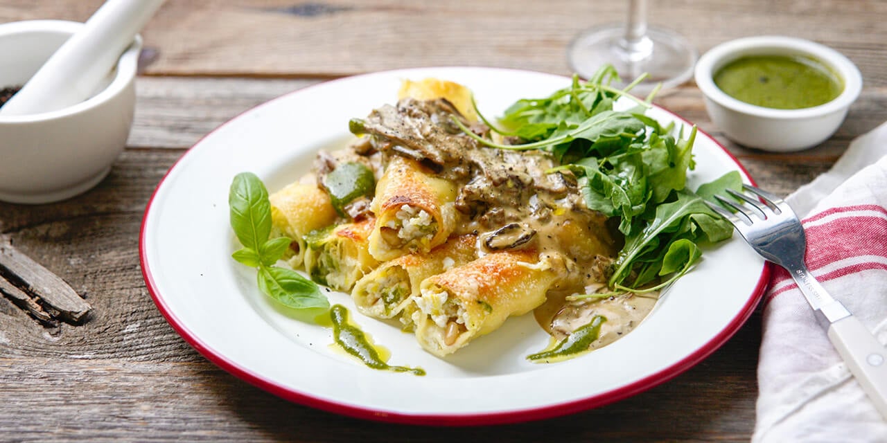 Cannelloni met groene kool, eekhoorntjesbrood en basilicumcoulis