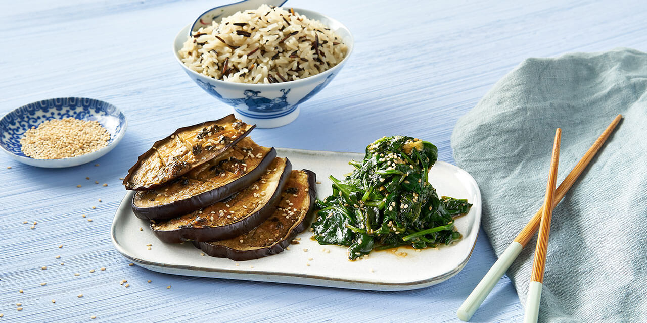 Miso-aubergine met spinazie,  sesamdressing en wilde rijst 