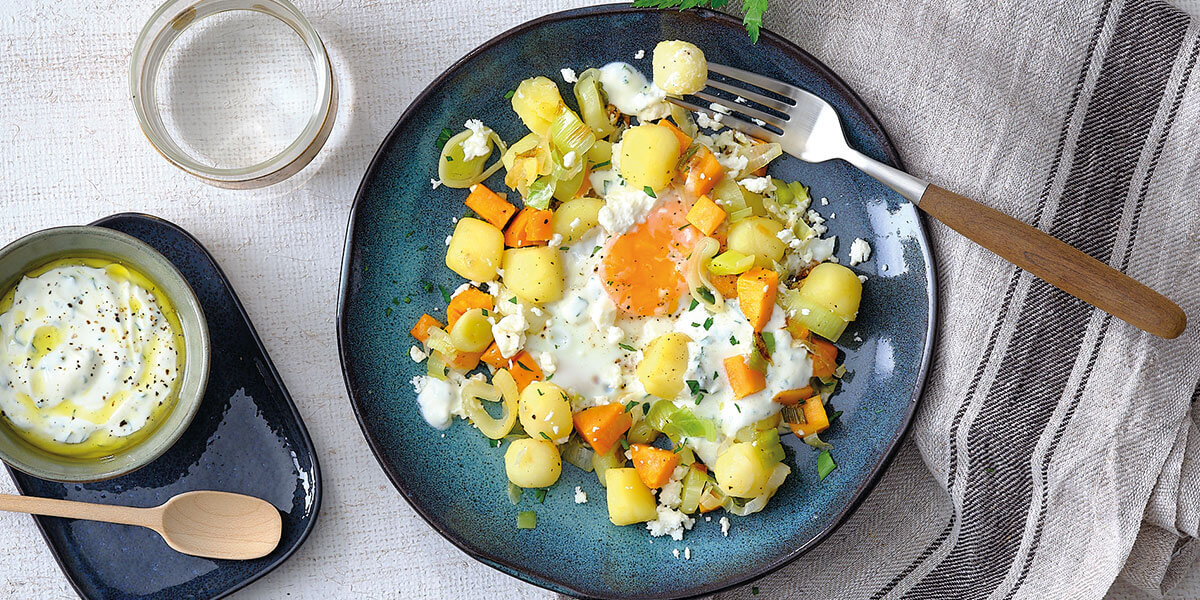 Zoete aardappelroerbak met eitje en yoghurtsaus