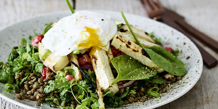 Lauwe linzensalade met knolselderfrietjes en gepocheerd ei