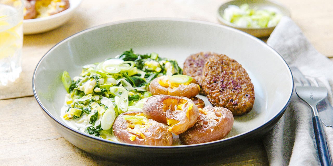 Pommes de terre au four, burger et potée de légumes crémeuse