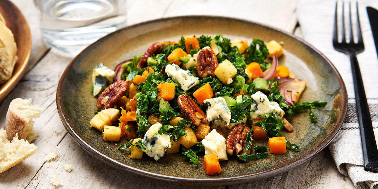 Wintersalade met boerenkool, blauwe kaas, geroosterde groenten en pecannoten
