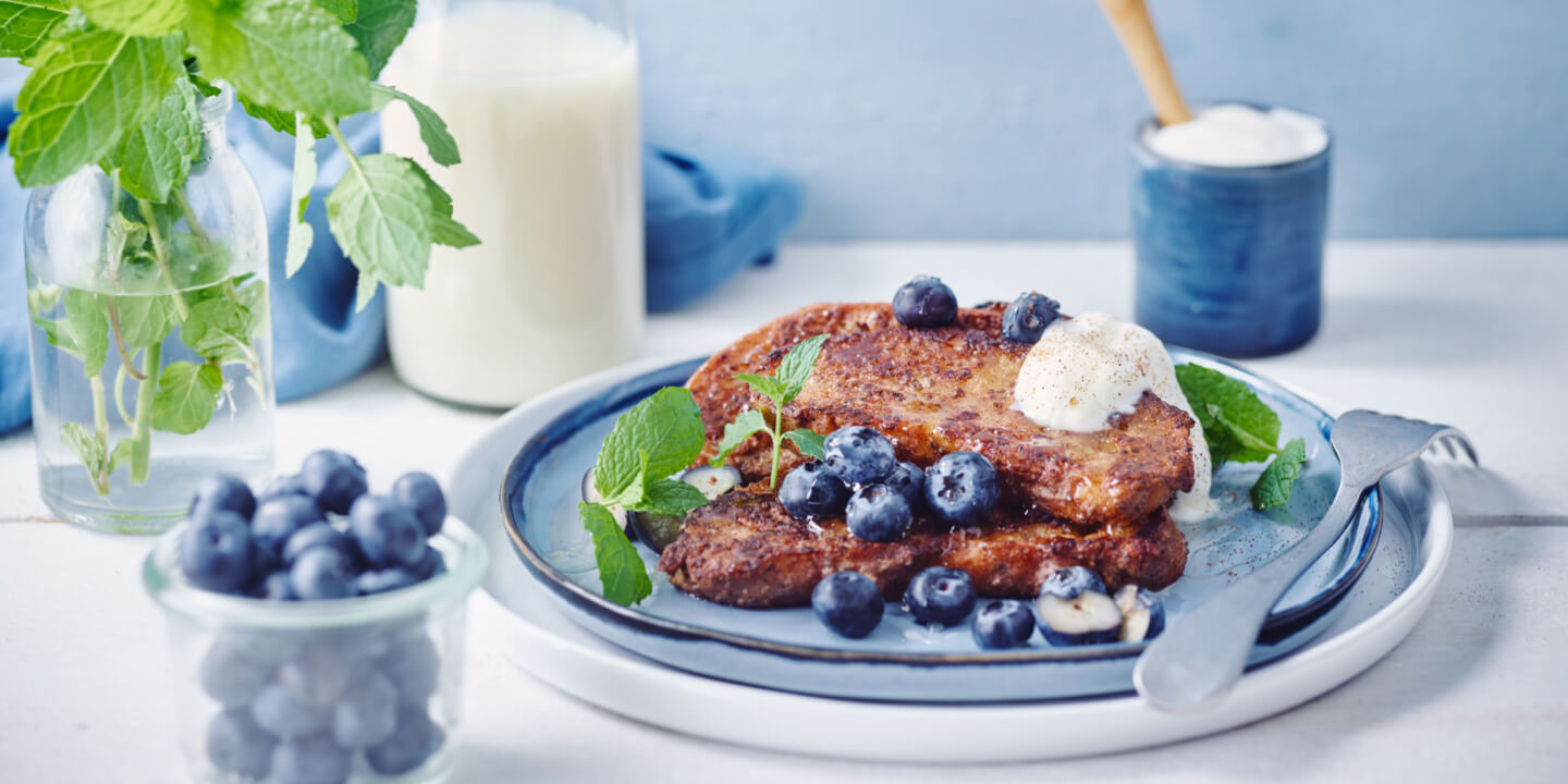 Pain perdu à la boisson d’avoine, yaourt coco et myrtilles