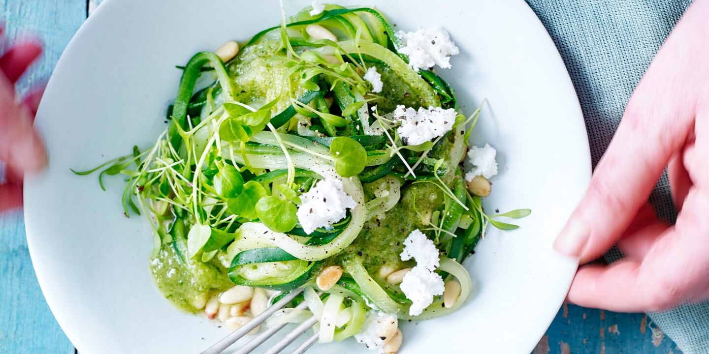 Pâtes de courgette, pesto de cresson et fromage de chèvre frais