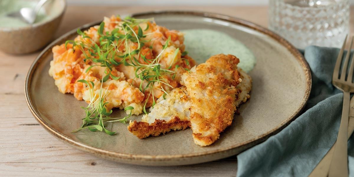 Purée de carottes, bâtonnets de plie panés et sauce cressonnette