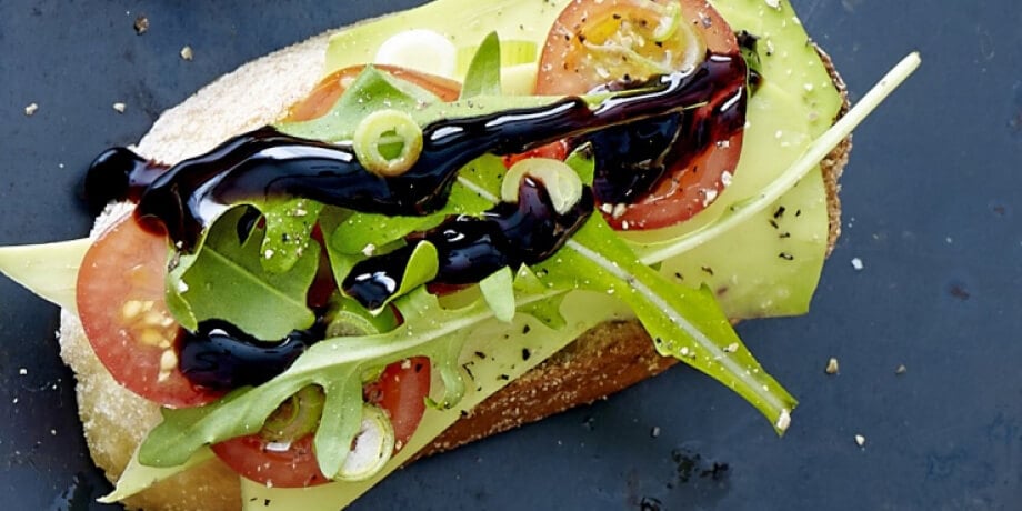 Bruschetta met avocado, tomaat en balsamico