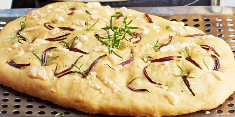 Focaccia aux oignons rouges et provolone