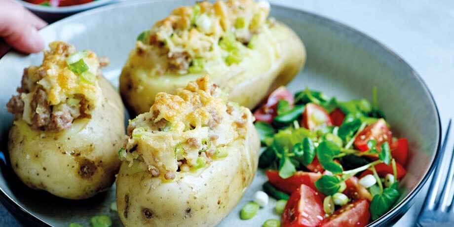 Gevulde aardappelen met knolselderstoemp en gehakt