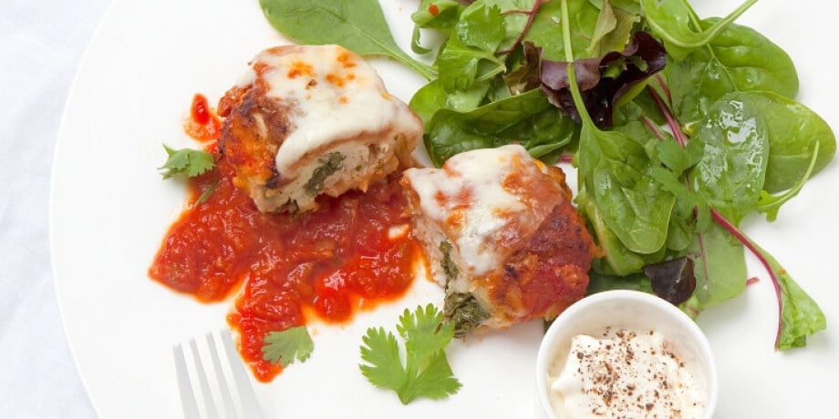 Kippenrolletjes met mozzarella en tomatensaus