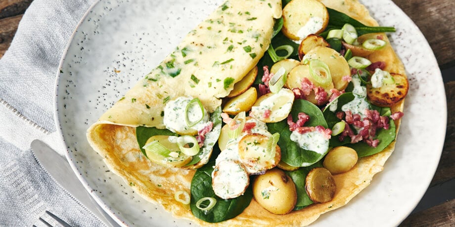 Crêpe salée aux épinards et salade aux lardons