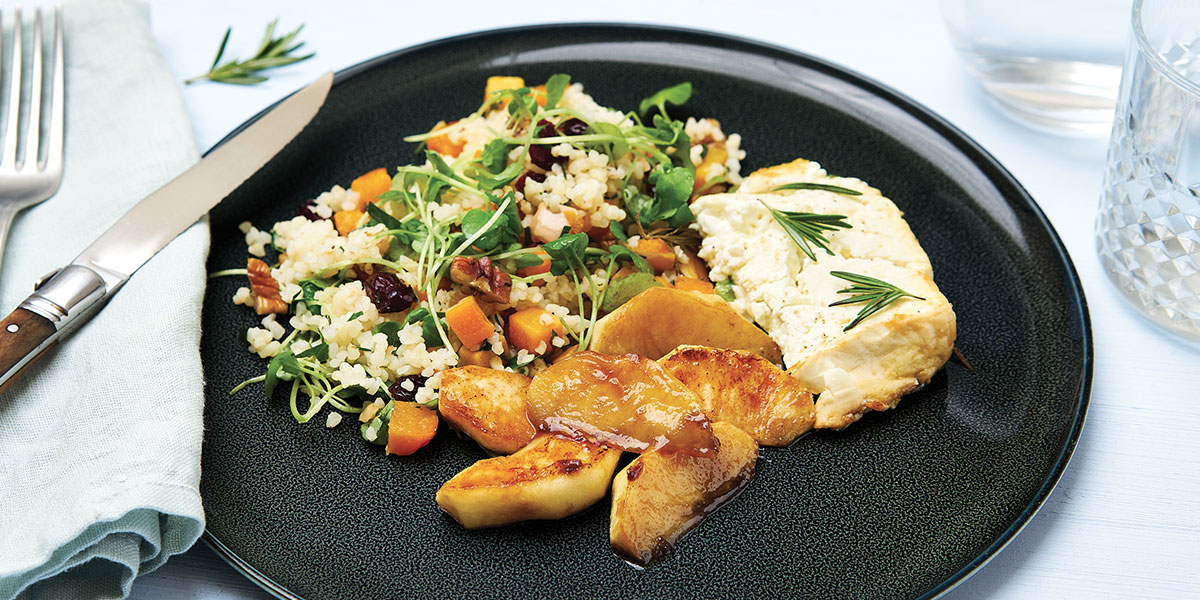 Winter tabouleh met gekaramelliseerde appel en rozemarijn-feta uit de oven