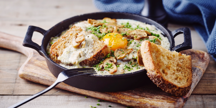 Toast aux champignons, sauce au fromage bleu et oeuf