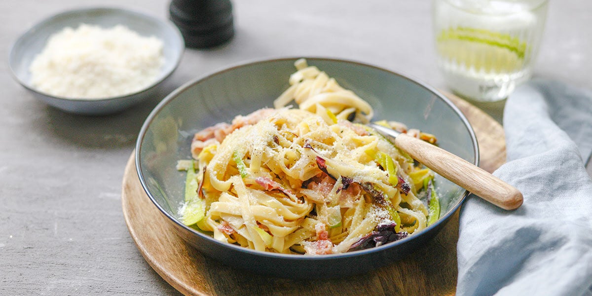 Tagliatelle carbonara met yoghurt en radicchio