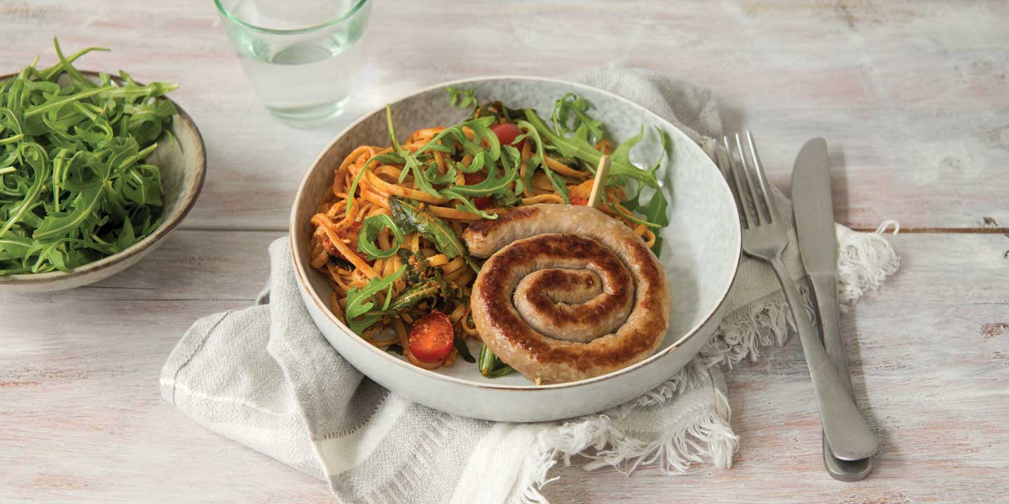 Linguine met rode pesto, tomaatjes, rucola en chipolata