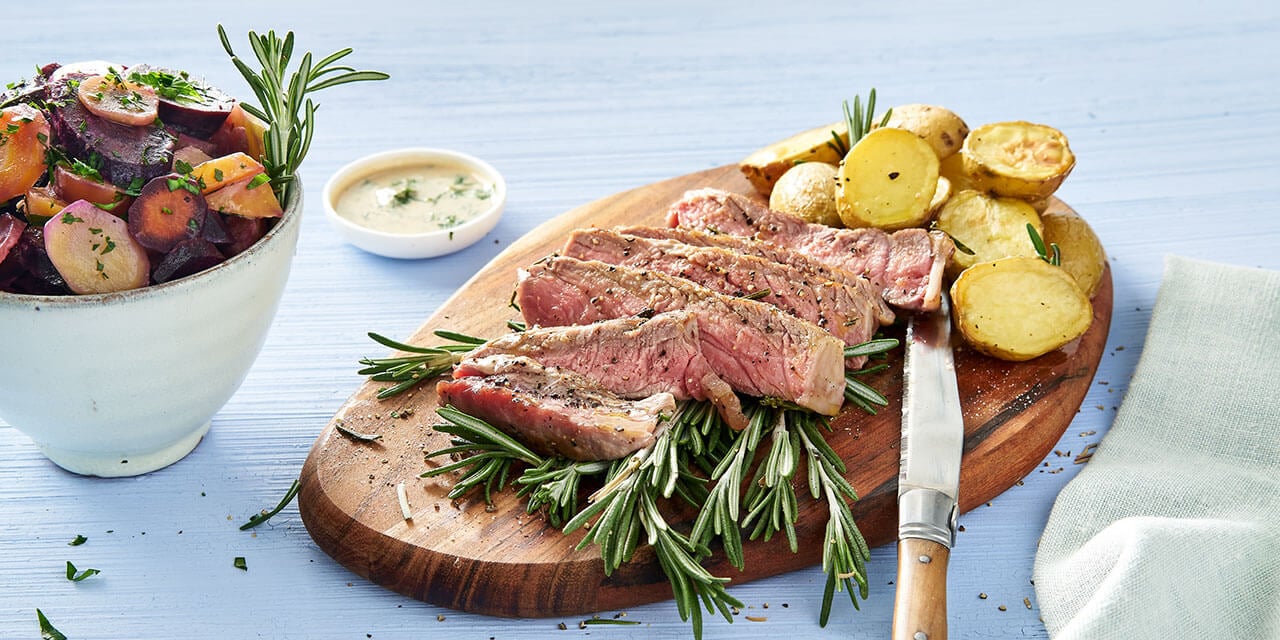 Contrefilet au romarin, carottes rôties à la sauce tahini et grenailles