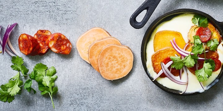 Raclette met zoete aardappel-chips, chorizo en rode ui