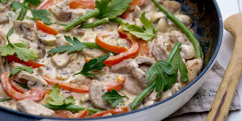 Varkenspannetje met champignons, paprika en boontjes