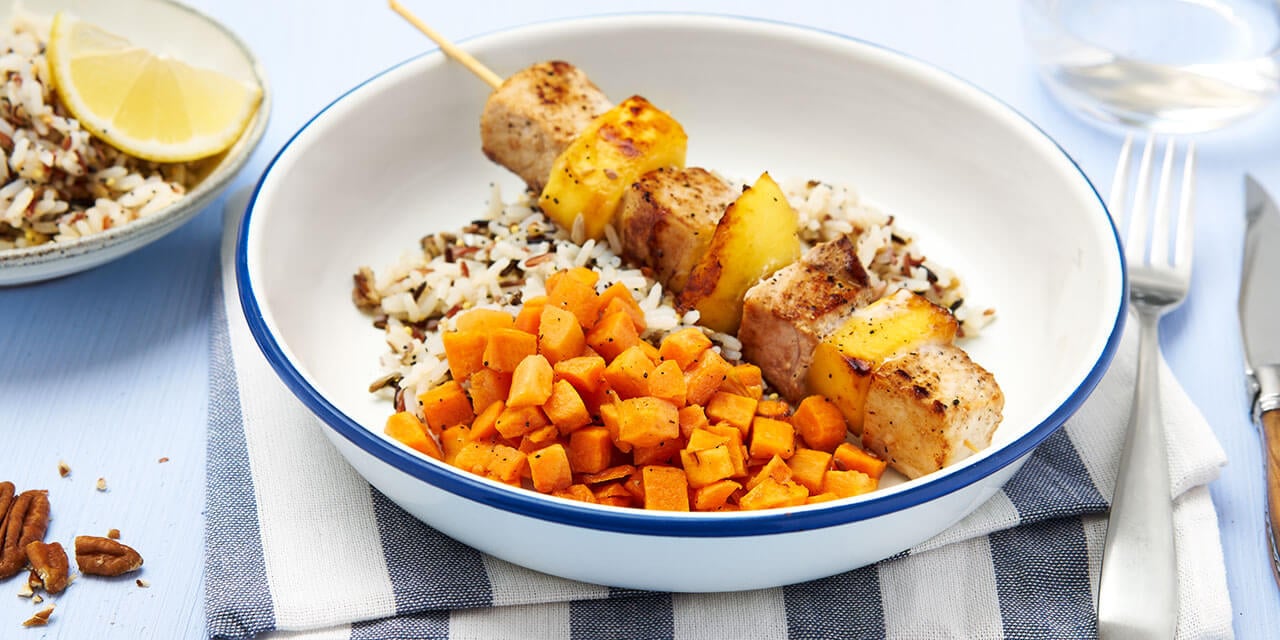 Varkensspiesjes met mango en wilde rijstsalade