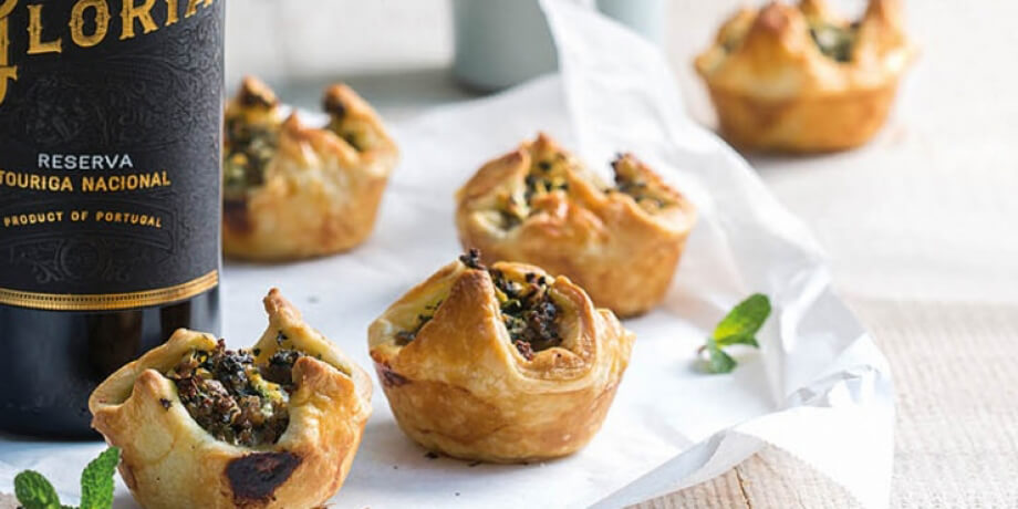 Bladerdeegtaartjes met lamsvlees en feta