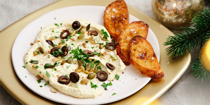 Houmous chaud et olives noires