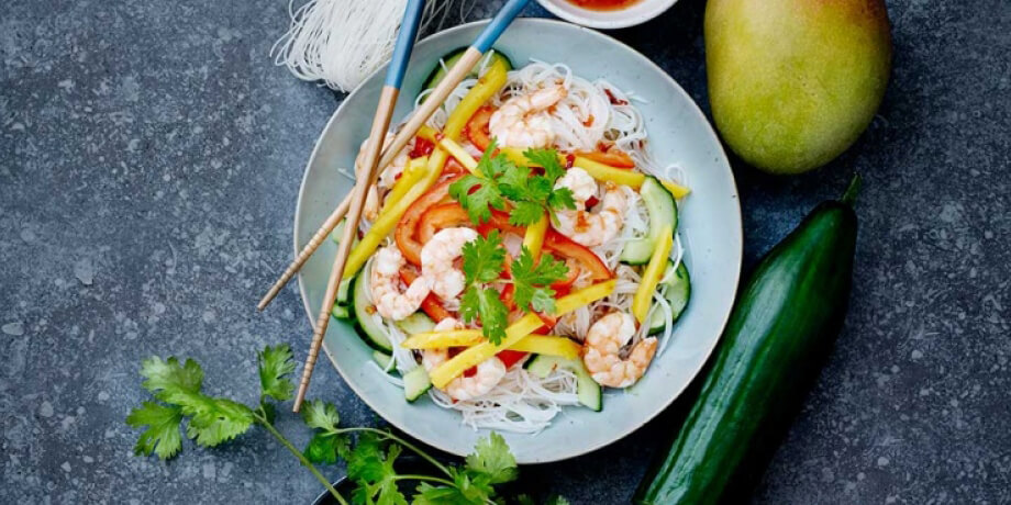 Noedelsalade met komkommer, mango en garnalen