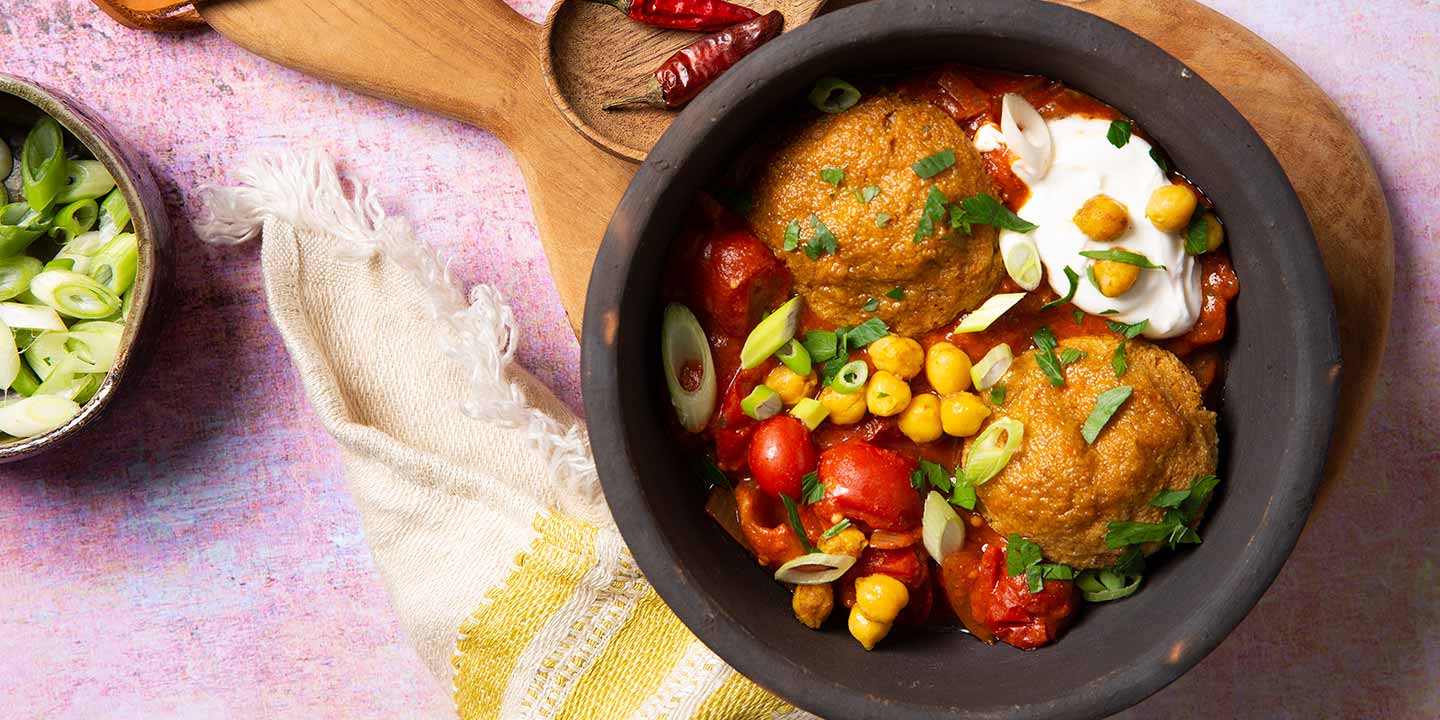 Bloemkoolballetjes met gegrilde kikkererwten en pikante tomatensaus