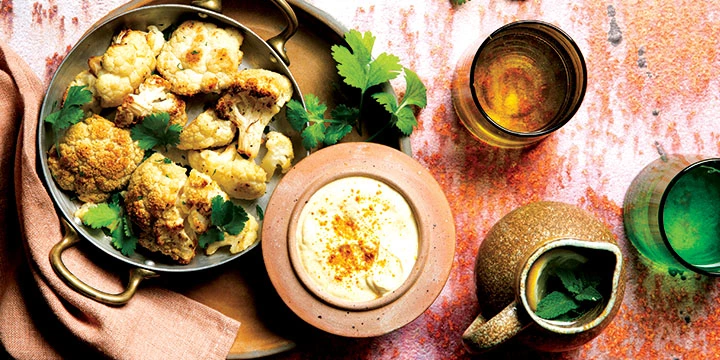 Chou-fleur rôti, dip yaourt au curry