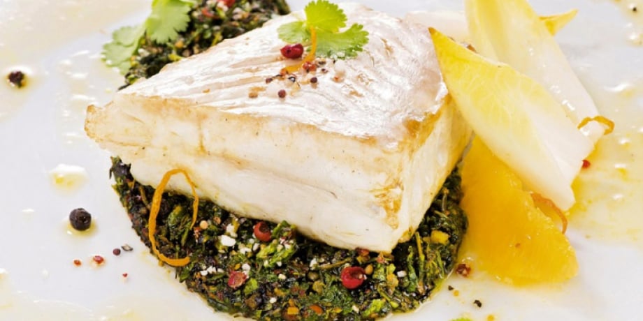 Tarbotfilet in kruidenkorst, witloofslaatje met sinaasappel