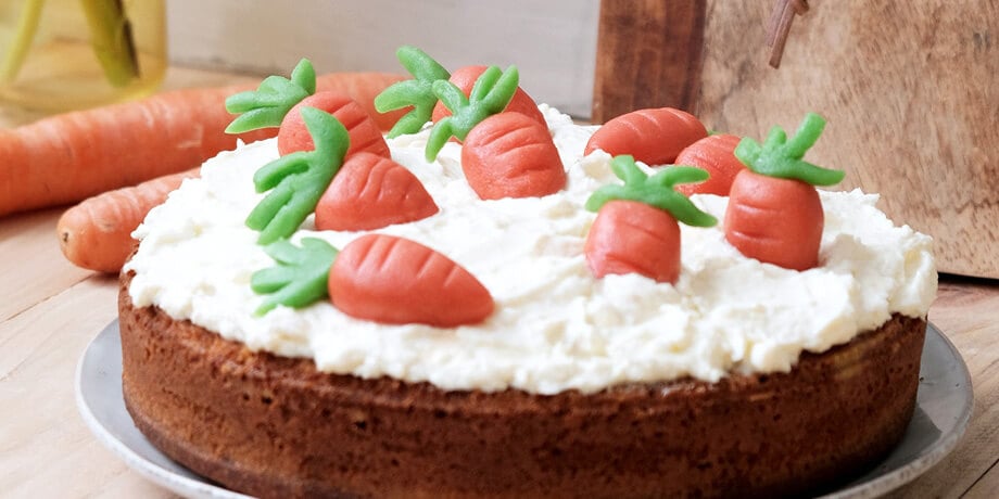 Worteltaart met romige topping