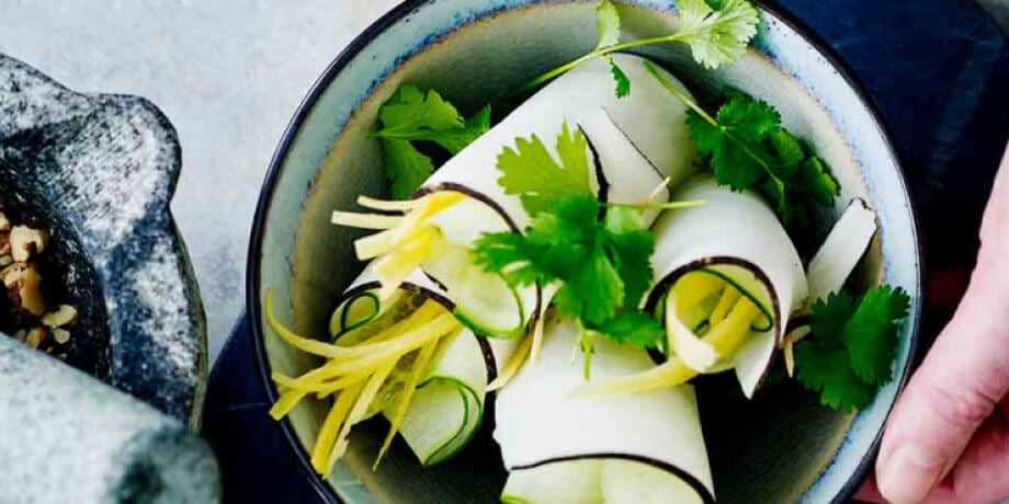 Rouleaux de printemps de radis noir, dip avocat-cresson