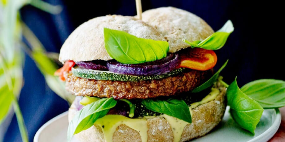 Burger végétarien aux légumes grillés et mayonnaise maison