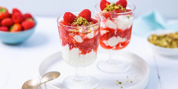 Mascarponemousse met aardbeien en frambozen