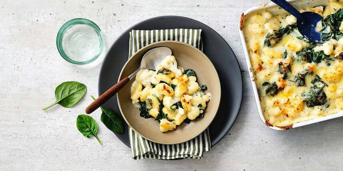 Gnocchi uit de oven met bloemkool, spinazie en 3-kazensaus