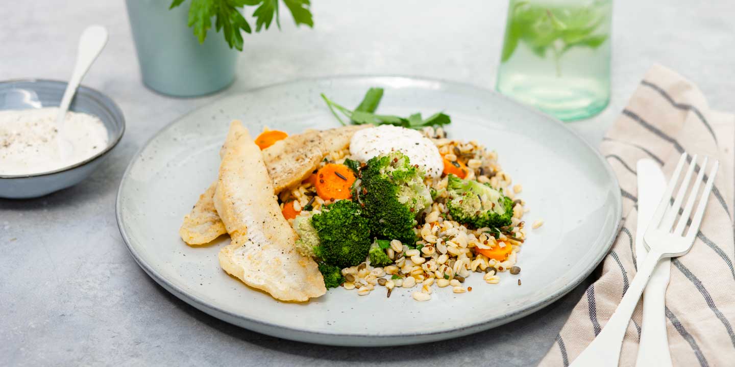 Krokante wijting met granen-groentesalade