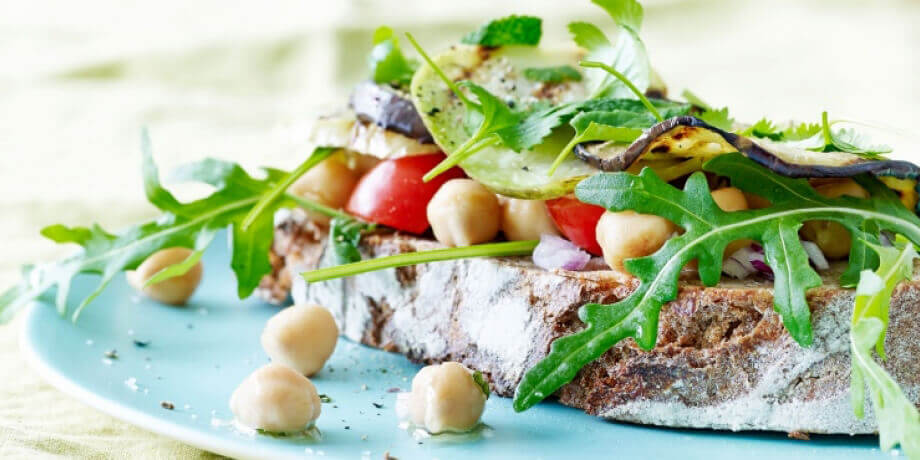 Sandwich met gegrilde groenten en kikkererwten