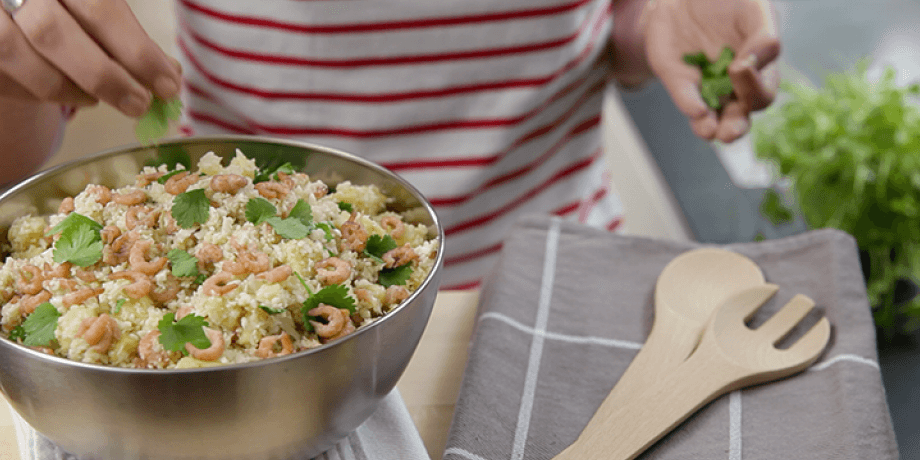 Bloemkooltabouleh met appel en grijze garnalen