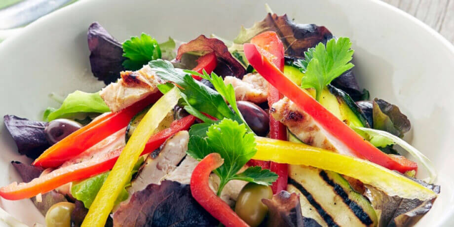 Zuiderse salade met gegrilde kipfilet