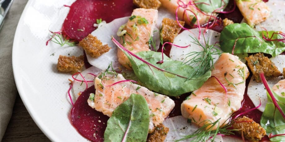 Carpaccio de radis blanc et betterave rouge au saumon