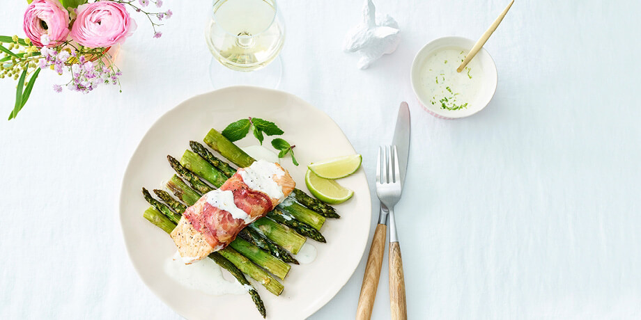 Zalm met pancetta op een bedje van groene asperges
