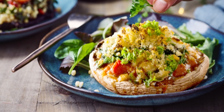Portobello met vulling van parelcouscous, chorizo en boerenkool