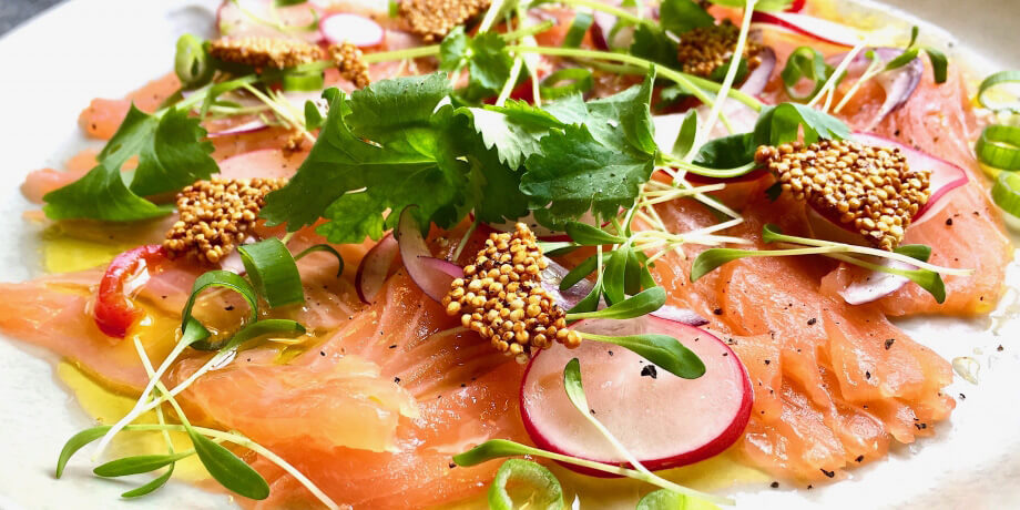 Carpaccio de saumon, herbes fraîches et croustillant de quinoa