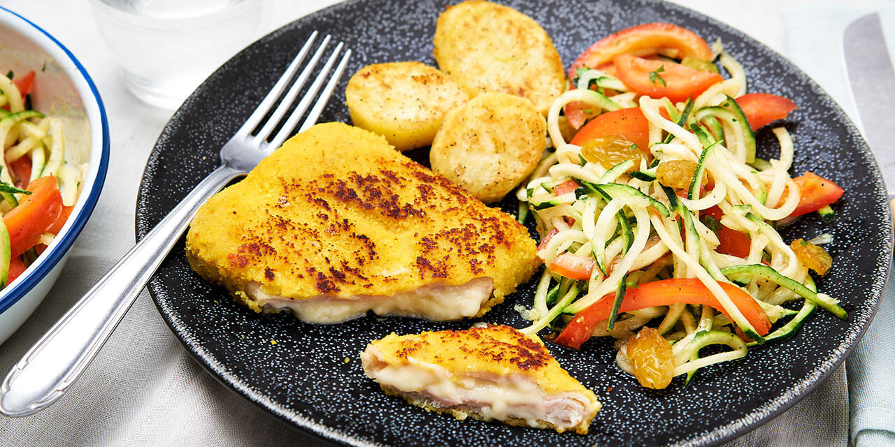Cordon bleu, pommes de terre et salade de tomates-courgettes