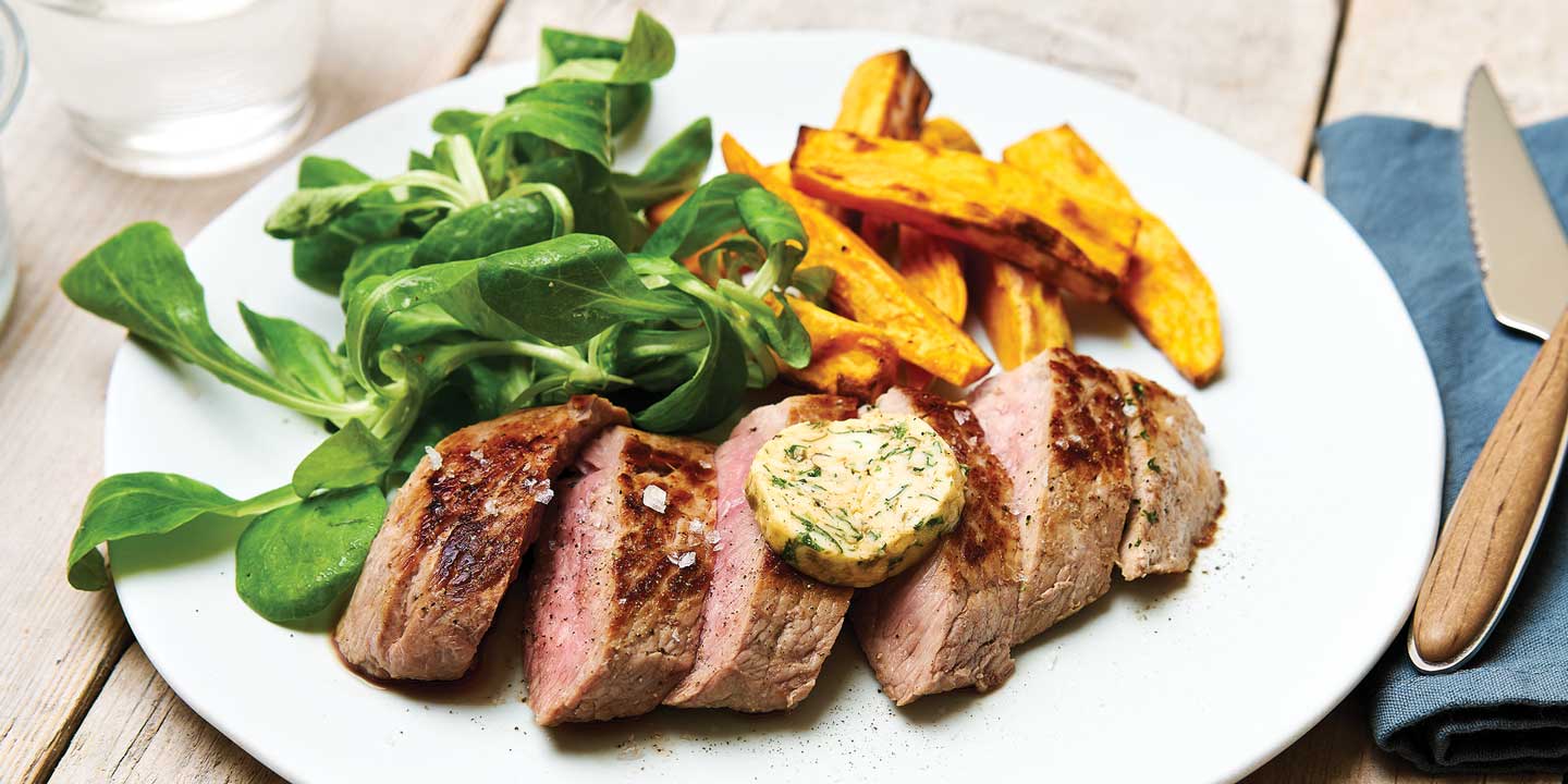 Steak met café de paris-boter, zoete aardappelfrietjes en veldsla