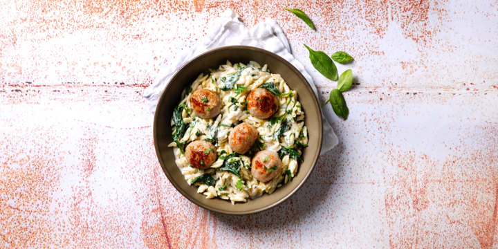 Orzo crémeux avec fromage aux herbes, épinards et boulettes fraîches