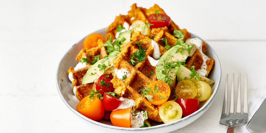 Zoete aardappelwafels met frisse avocadosalade