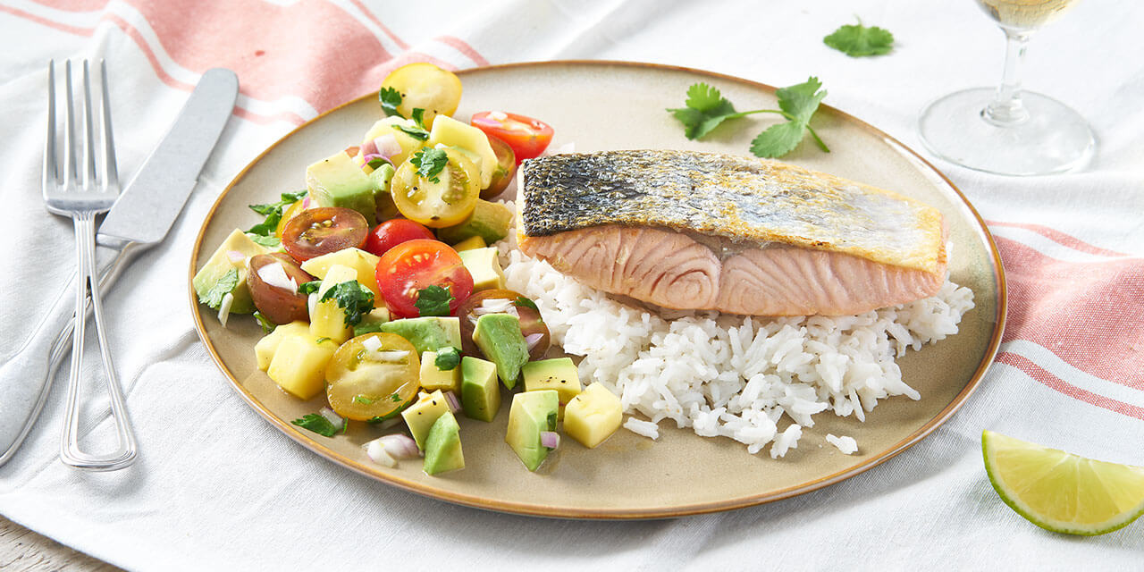 Gebakken zalmfilet met mango-avocadosalade en basmatirijst						