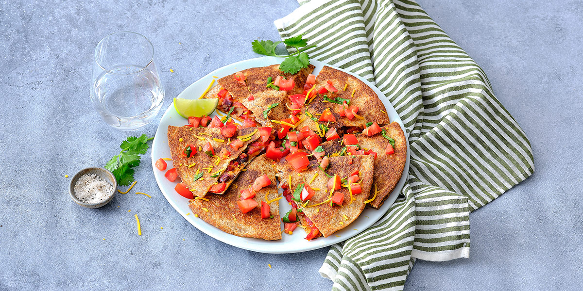 Quesadilla aux poivrons grillés et salade mexicaine de tomates